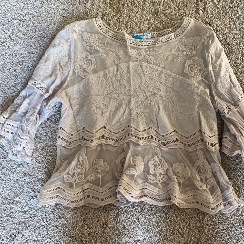 Size small super cute top.